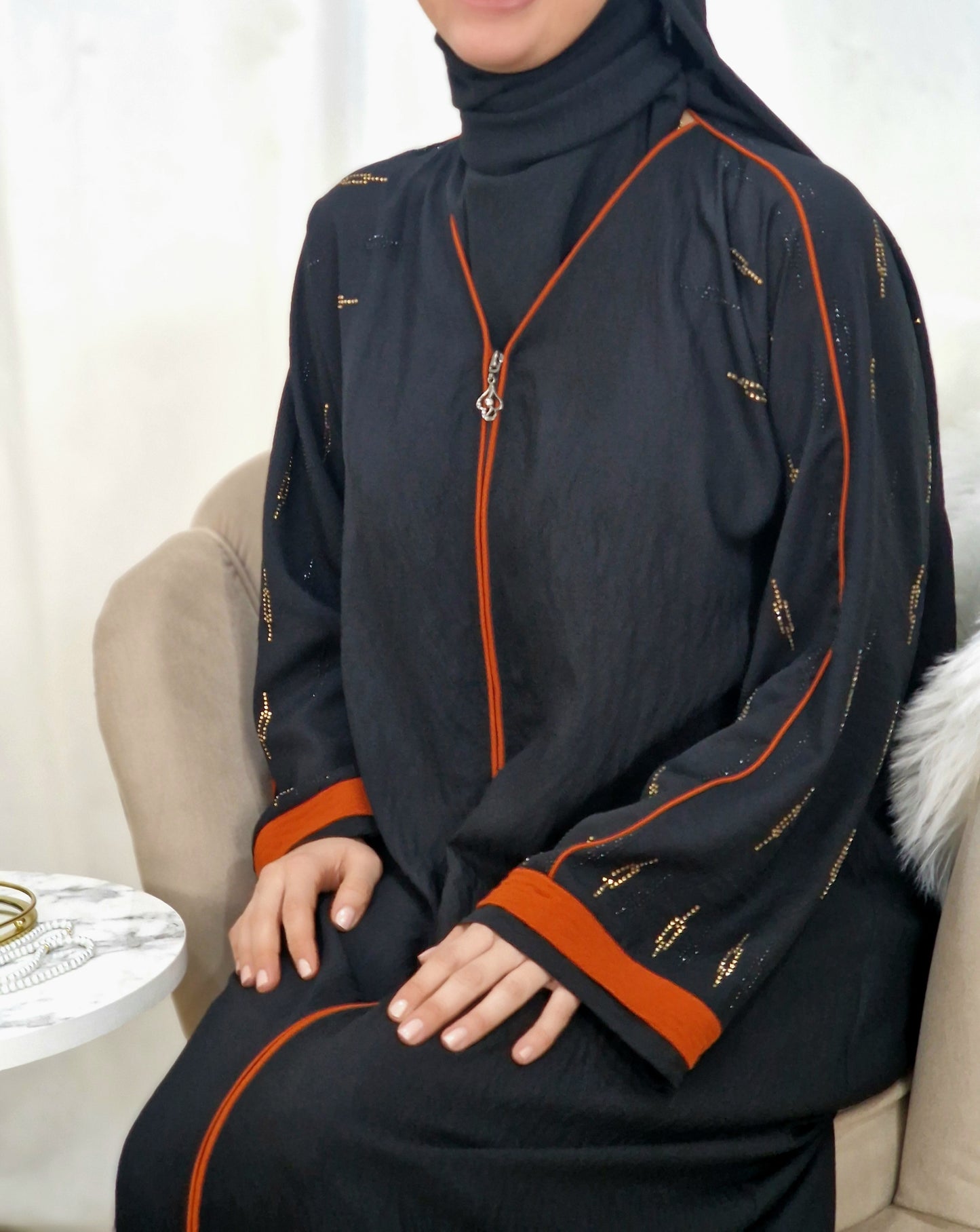 Kashkha abaya-noir et rouge brique-
