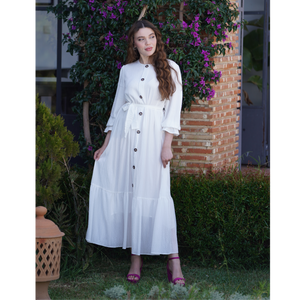 Robe blanche à bouton