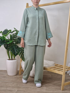 Ensemble CHINO vert d'eau brodé