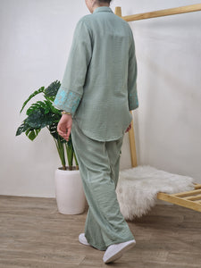 Ensemble CHINO vert d'eau brodé