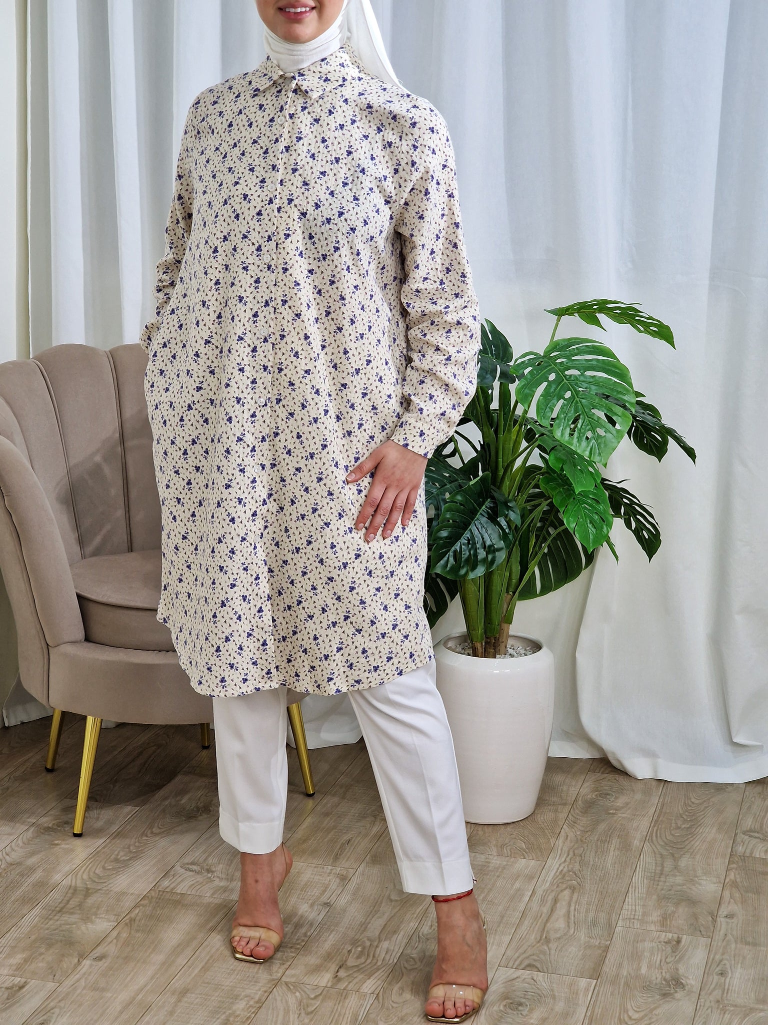 chemise beige à fleur bleu