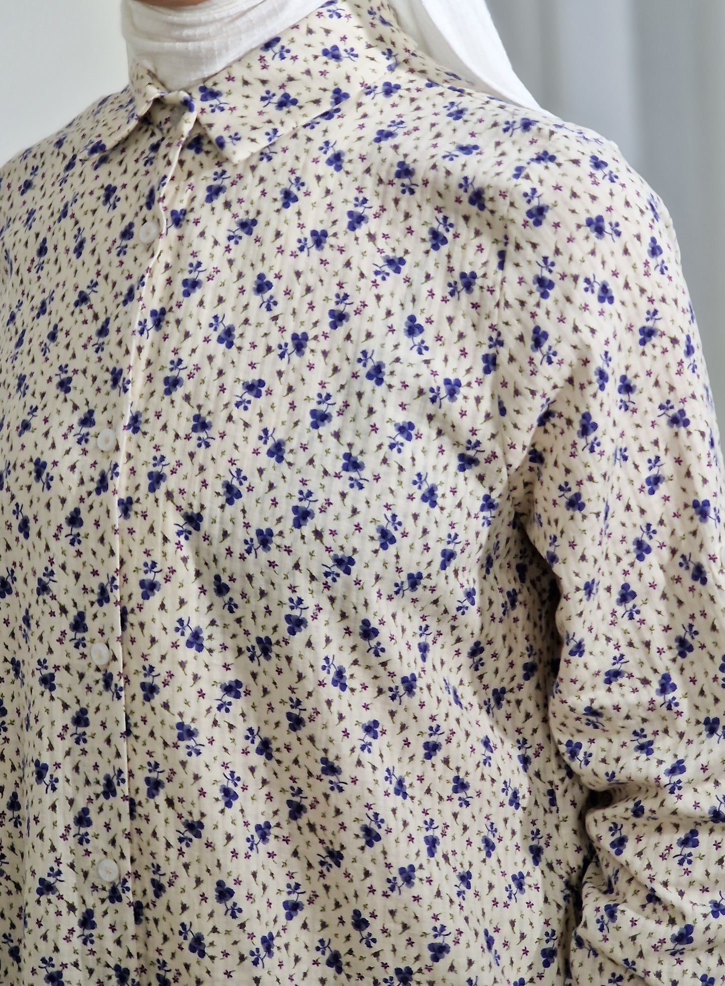 Chemise beige à fleur bleu