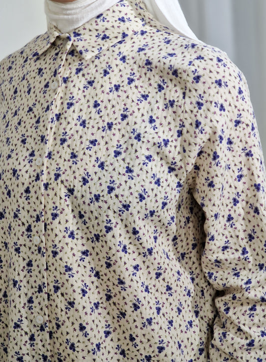 Chemise beige à fleur bleu